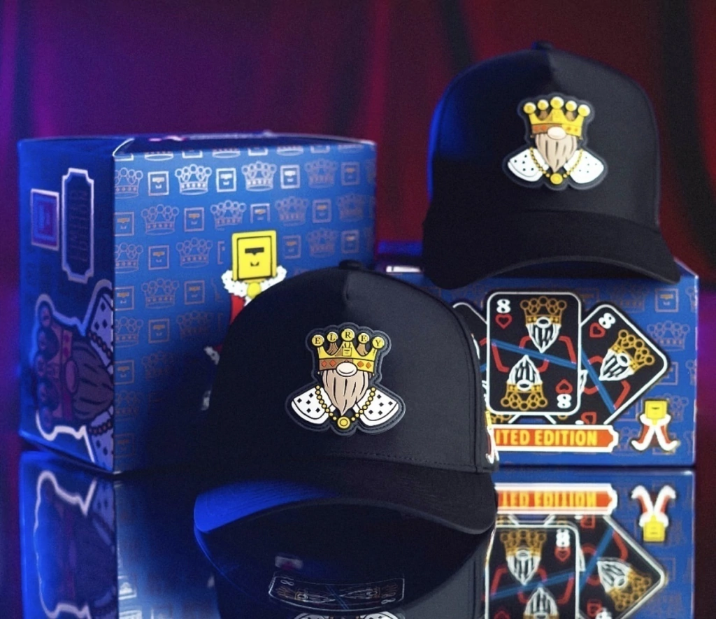 img_8145-d9bf5a5ead2fab413017201151947551-1024-1024.webp El Rey Enano Markitos Toys Visera Curvada - Image 1