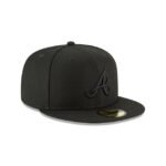 Atlanta Braves Blackout Basic 59FIFTY Fitted Hat - Imagen 3